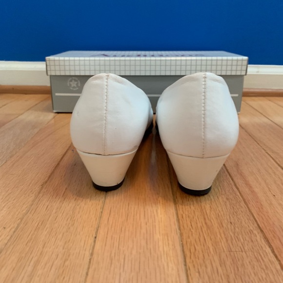 Auditions Vintage Black & White Pump Heels Narrow - Picture 5 of 8